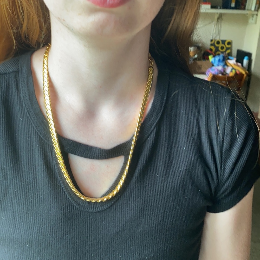 Very nice Gold tone Cuban chain necklace w/extender 22 inch